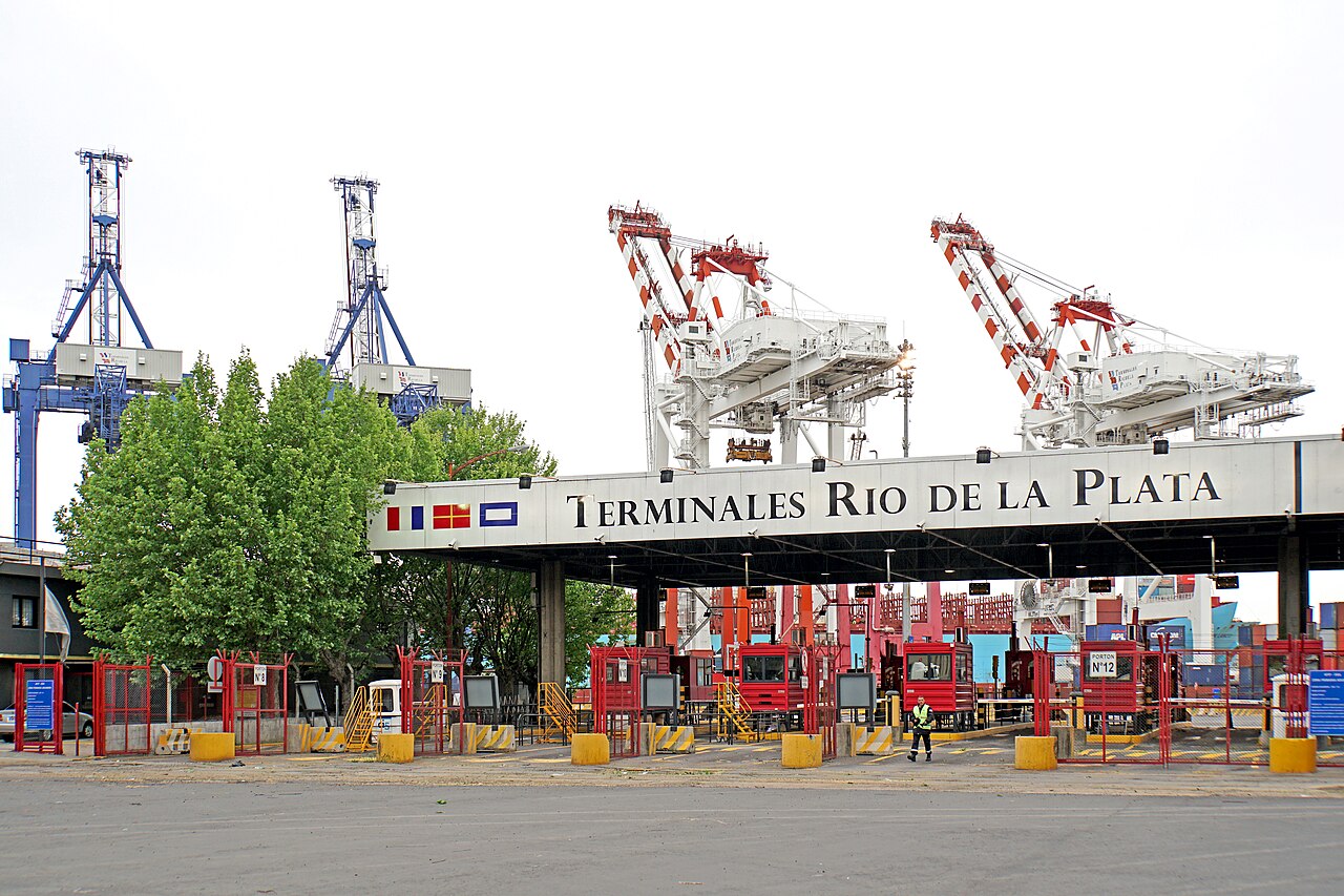 Ingreso a Terminales Río de la Plata, en el puerto de Buenos Aires, con grúas, contenedores y camiones. Fotografía de archivo de Dennis G. Jarvis del 14 de octubre de 2019; no registra movimientos de septiembre de 2026.