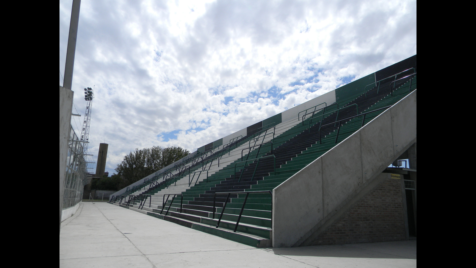 Tribuna popular norte del estadio Ingeniero Hilario Sánchez, de San Martín de San Juan. Fotografía de archivo del 9 de febrero de 2011; no corresponde a un partido de 2026.