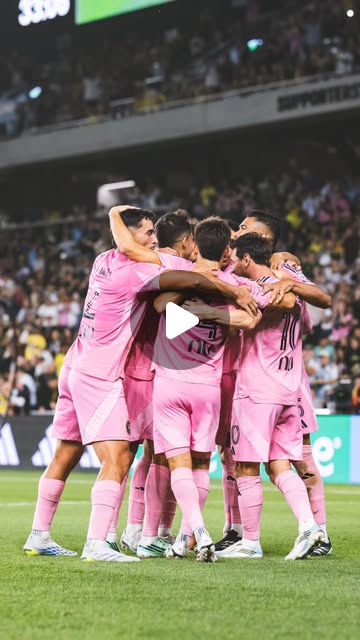 Vista previa de El tiro libre de Messi ante Columbus, desde un ángulo a pie de cancha